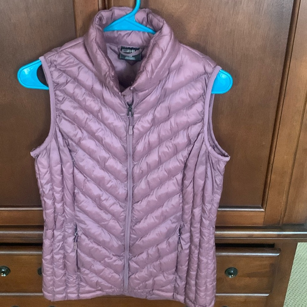32 Degrees Puffer vest. Women’s small. Mauve color. Like new condition.